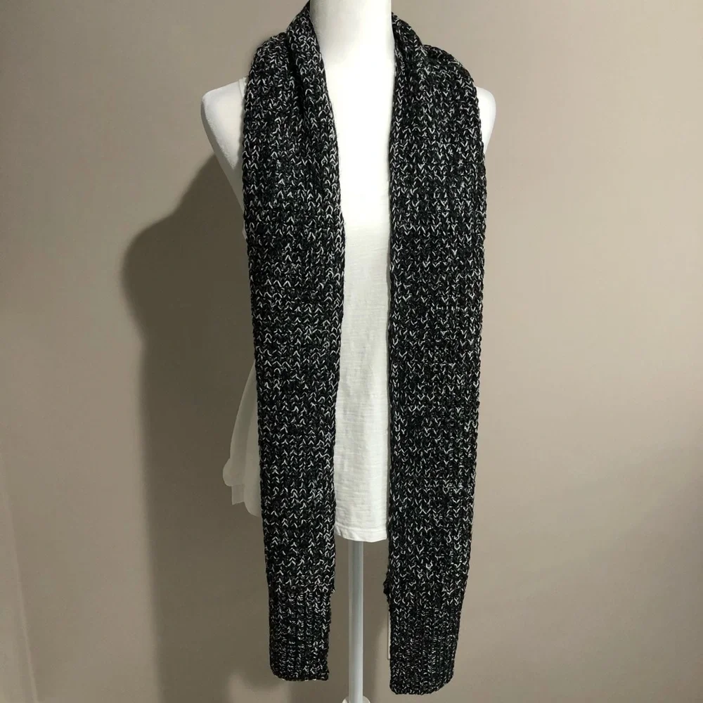 NWOT VS Knit Scarf